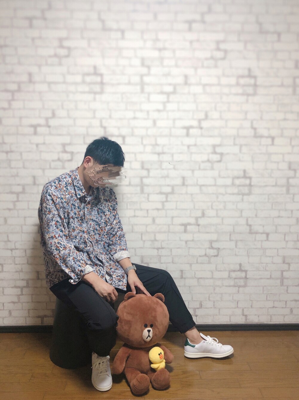 その他のシャツ/ブラウス、ブラック系のその他パンツ、ホワイト系のスニーカーを着用したメンズの秋コーディネートの1枚目の写真