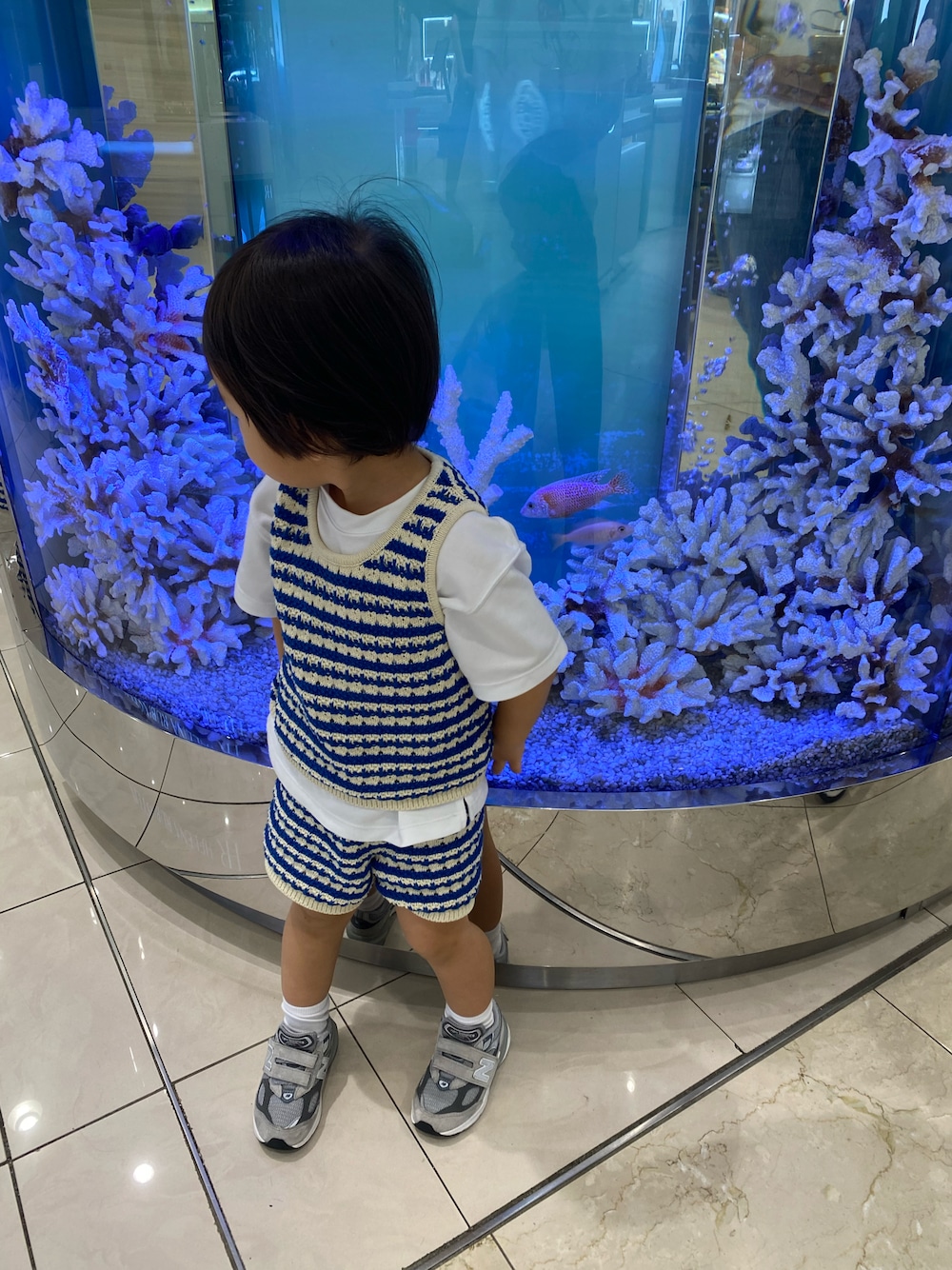 「かぎ編み、ベスト、ボーダー、ショートパンツ、白Tシャツ、通園コーデ、キッズコーデ、夏コーデ」｜「ZARA KIDSのアイテム（ベスト、ブルー系）」を使った、ruiさん（キッズ・100cm）の夏コーディネートの1枚目の写真
