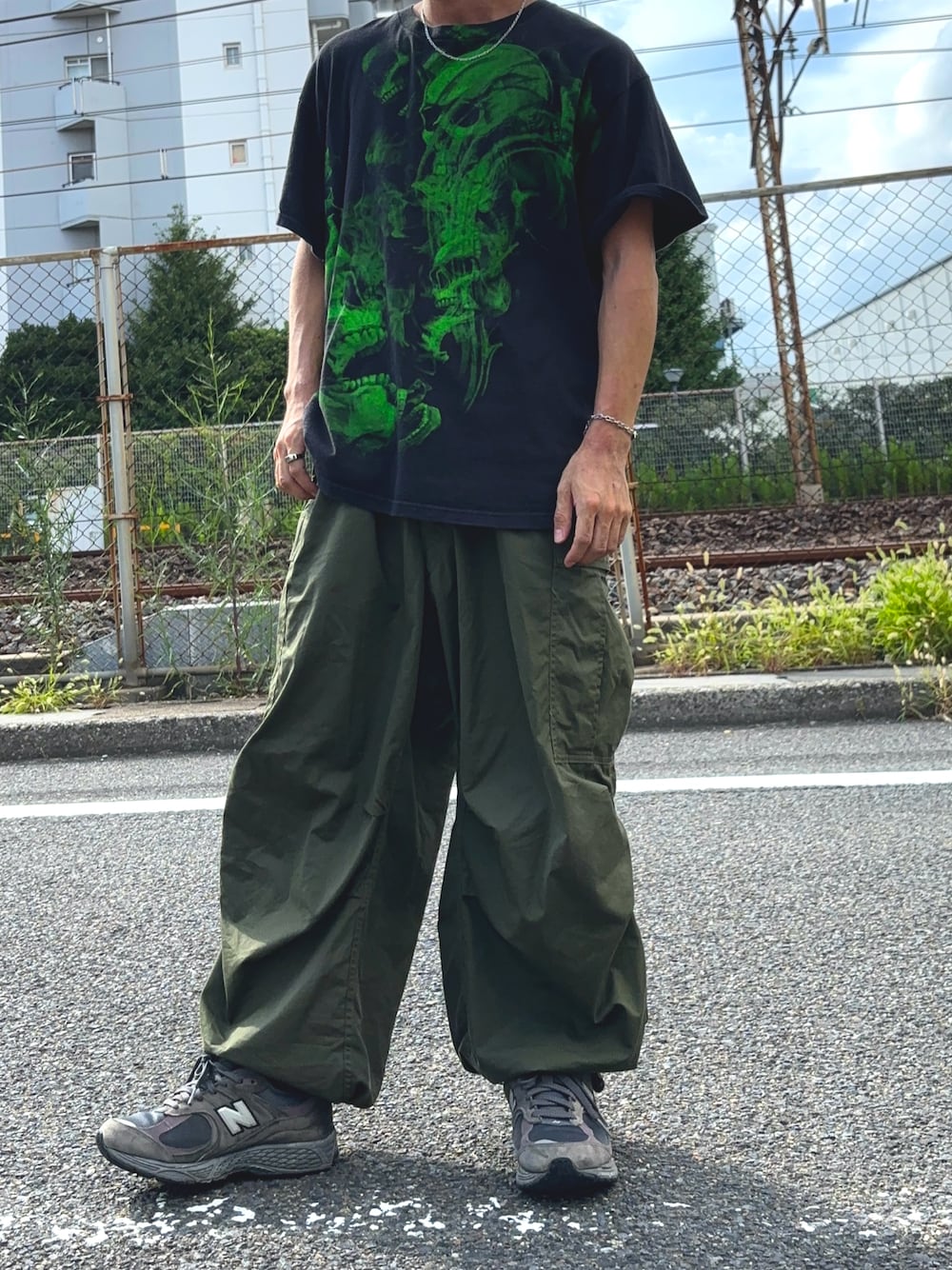 「used、New Balance、M-51、カーゴパンツ、カーゴパンツコーデ、古着コーデ、古着、夏コーデ、古着MIX、アツいコーデ全部見せ」｜「usedのアイテム（Tシャツ/カットソー、ブラック系）」を使った、peppeさん（メンズ・165cm）の夏コーディネートの1枚目の写真