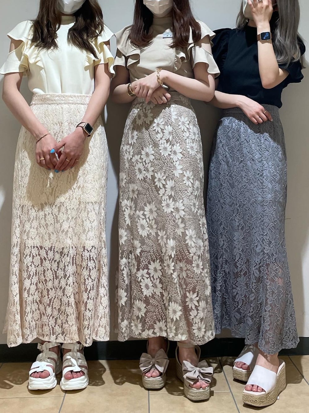 ベージュ系のサンダル、ホワイト系のサンダル、ベージュ系のワンピースを着用したレディースの春コーディネートの1枚目の写真