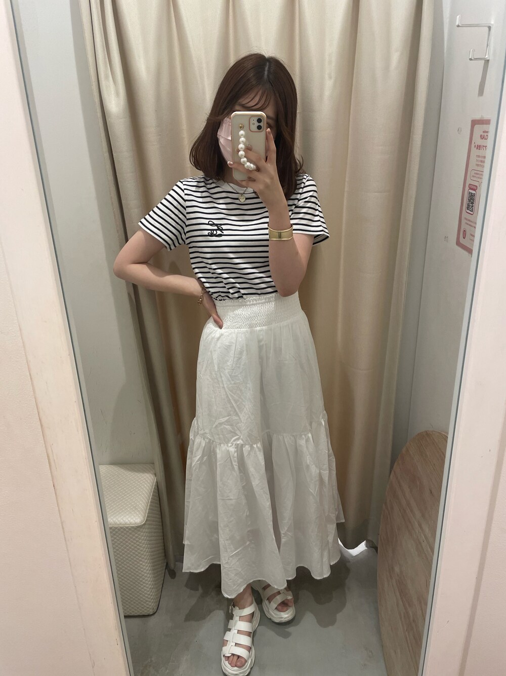 ホワイト系のTシャツ/カットソー、ホワイト系のスカート、ホワイト系のサンダルを着用したレディースの夏コーディネートの1枚目の写真