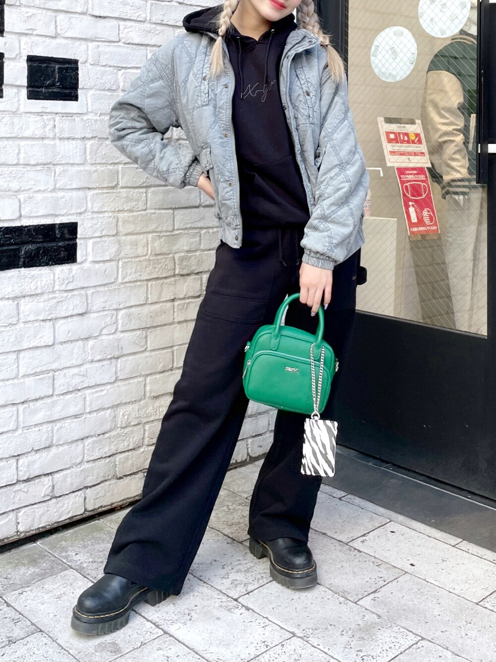 「秋冬コーデ、大人かわいい、オトナ女子、楽チンコーデ、休日スタイル、ootd、おしゃれさんと繋がりたい、高身長コーデ、冬アウター、大人女子、x-girl、x-girl stages、x-girl_ootd、X-girl、X-girl _ootd」｜「X-girlのアイテム（パーカー、ブラック系）」を使った、moonlightxxさん（レディース・165cm）の秋コーディネートの1枚目の写真