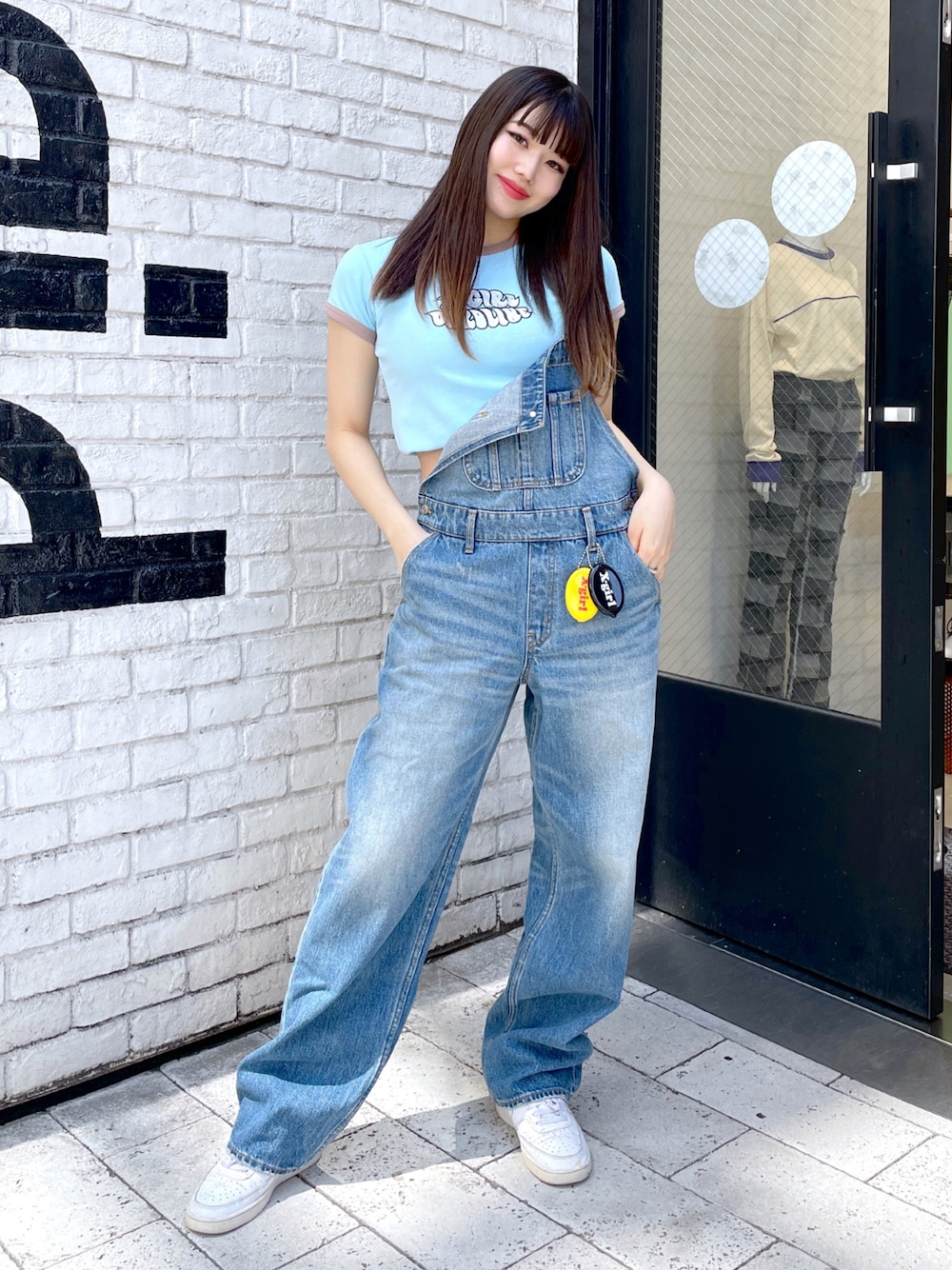 「春服、春夏コーデ、今日のコーデ、オトナカジュアル、ゆるコーデ、カラーコーデ、ビッグシルエット、サロペット、コラボ、90'sスタイル、x-girl、x-girl stages、x-girl_ootd、X-girl、X-girl _ootd」｜「X-girlのアイテム（サロペット/オーバーオール、ブルー系）」を使った、moonlightxxさん（レディース・165cm）の春コーディネートの1枚目の写真