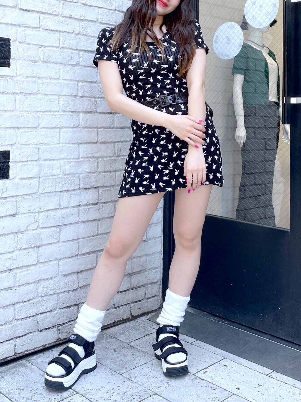 「大人コーデ、今日のコーデ、おしゃれさんと繋がりたい、キレイめ、サンダル、着回しコーデ、ブラックコーデ、モノトーン、ワンピース、PLAYBOY、x-girl、x-girl stages、x-girl_ootd、X-girl、X-girl _ootd」｜「X-girlのアイテム（レッグウェア、ホワイト系）」を使った、moonlightxxさん（レディース・165cm）の春コーディネートの1枚目の写真