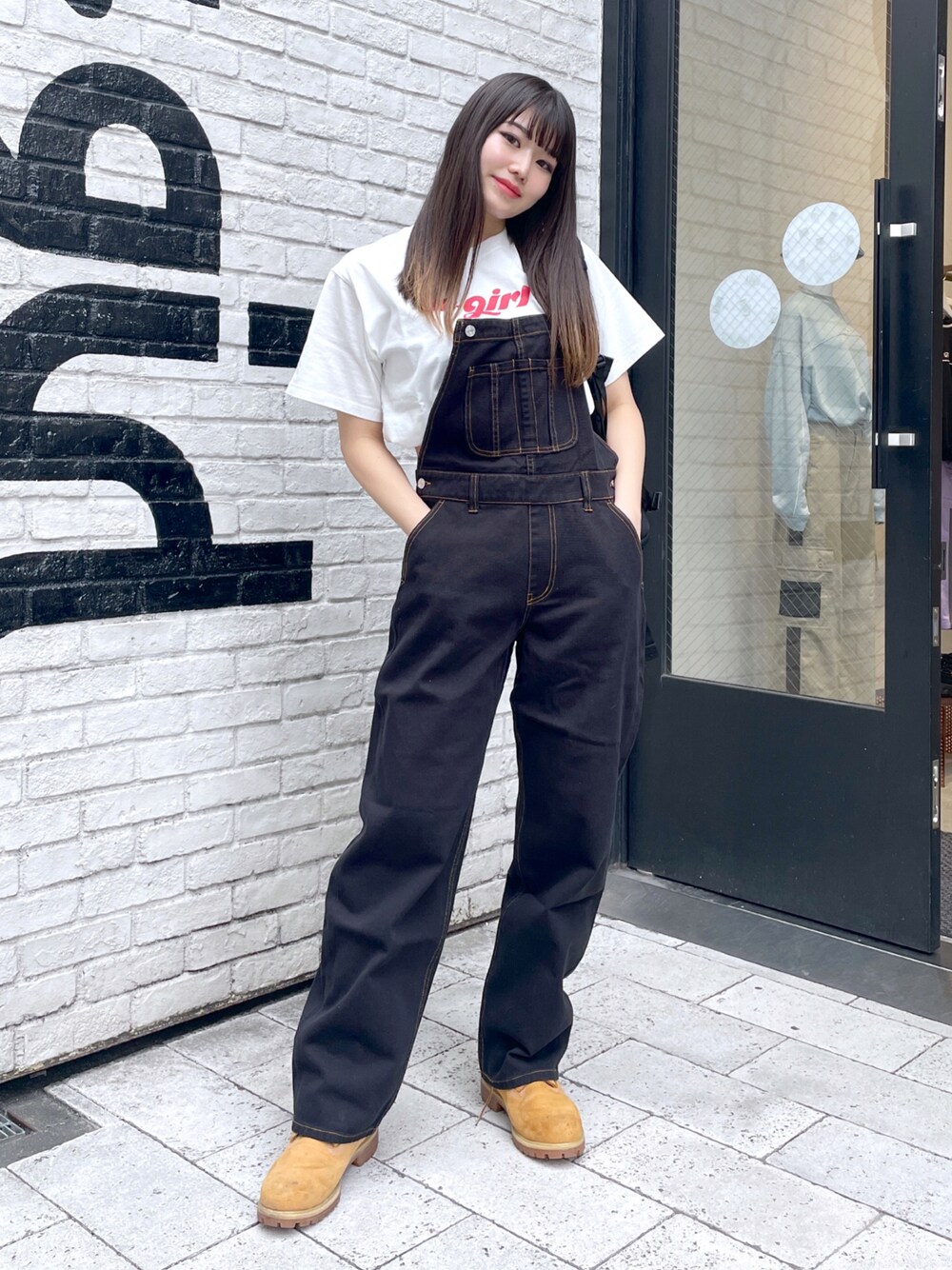 「シンプルコーデ、きれいめカジュアル、カジュアルコーデ、春コーデ、ootd、お洒落さんとつながりたい、デニムパンツ、オーバーオール、x-girl、x-girl stages、x-girl_ootd、X-girl、X-girl _ootd」｜「X-girlのCHUBBY LOGO S/S TEE（Tシャツ/カットソー、ホワイト系）」を使った、moonlightxxさん（レディース・165cm）の春コーディネートの1枚目の写真