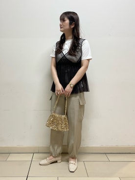 「サテンパンツ」｜「アイテム（ゴールド系）」を使った、ミホさん（レディース・166cm）の春コーディネート