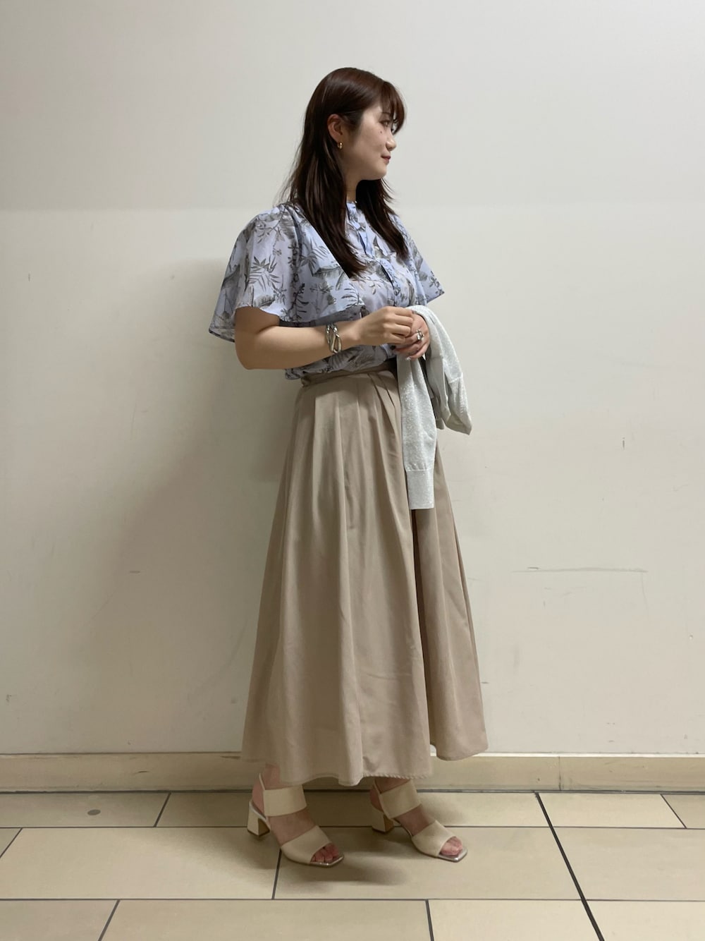 「Te chichiのボタニカルプリントブラウス（シャツ/ブラウス、ブルー系）」を使った、ミホさん（レディース・166cm）の春コーディネートの1枚目の写真
