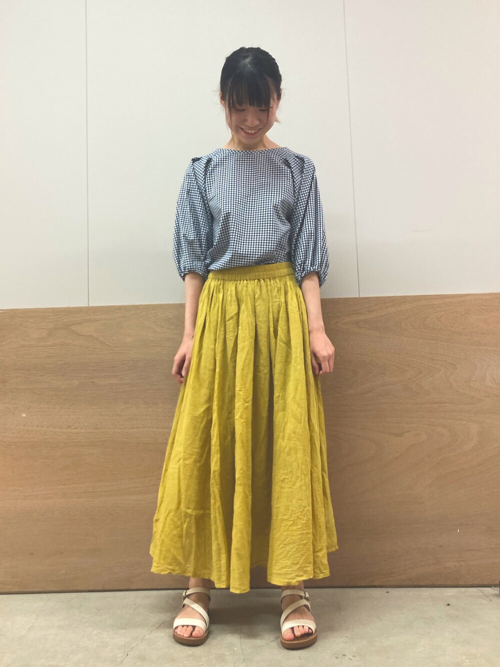 ブルー系のシャツ/ブラウス、イエロー系のスカート、ホワイト系のサンダルを着用したレディースの夏コーディネートの1枚目の写真