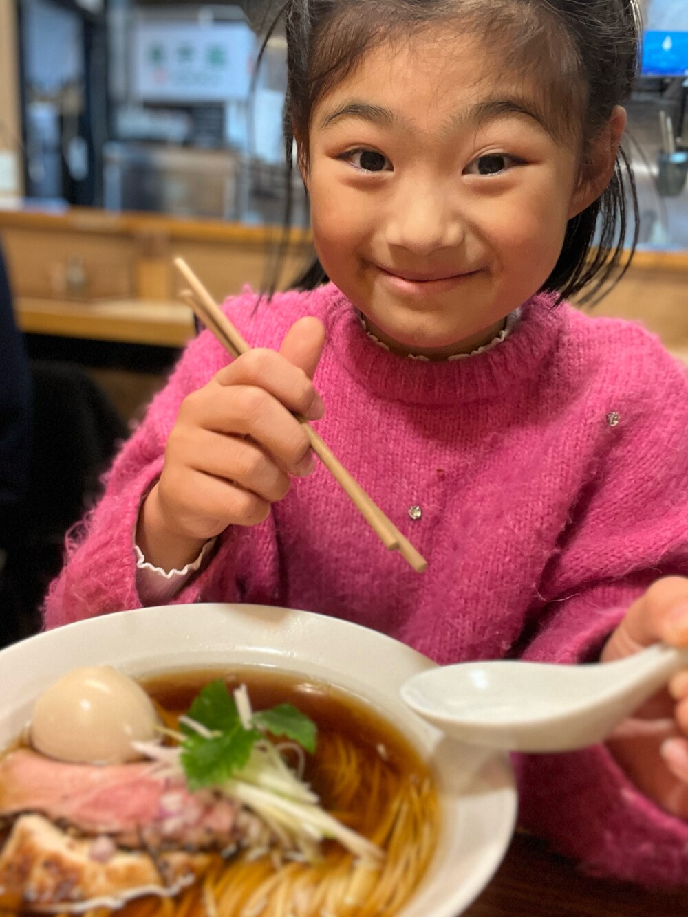「ビジューニット、ZARA KIDS、セーター、モヘアニット、UGGムートン、ラーメン、ラーメン　心、冬を彩る色いろコーデ」｜「ZARA KIDSのアイテム（ニット/セーター、ピンク系）」を使った、springbluespringさん（キッズ・134cm）の冬コーディネートの1枚目の写真