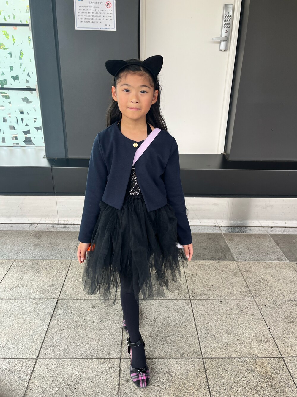 「ハロウィンコーデ、ハロウィン 仮装、ハロウィン、黒ネクタイ、黒猫、秋冬コーデ、小学生」｜「インターネットのアイテム（ワンピース、ブラック系）」を使った、springbluespringさん（キッズ・134cm）の秋コーディネートの1枚目の写真