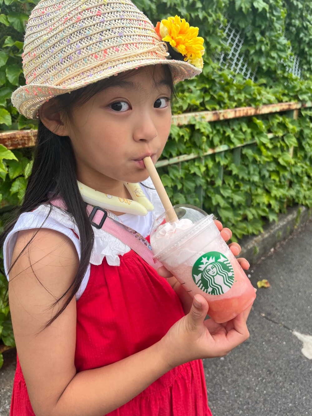 「キャミワンピ、赤、夏コーデ、ストローハット、麦わら帽子、スターバックス、スタバ、フラペチーノ、小学生」｜「H&Mのアイテム（ハット、ベージュ系）」を使った、springbluespringさん（キッズ・131cm）の夏コーディネートの1枚目の写真
