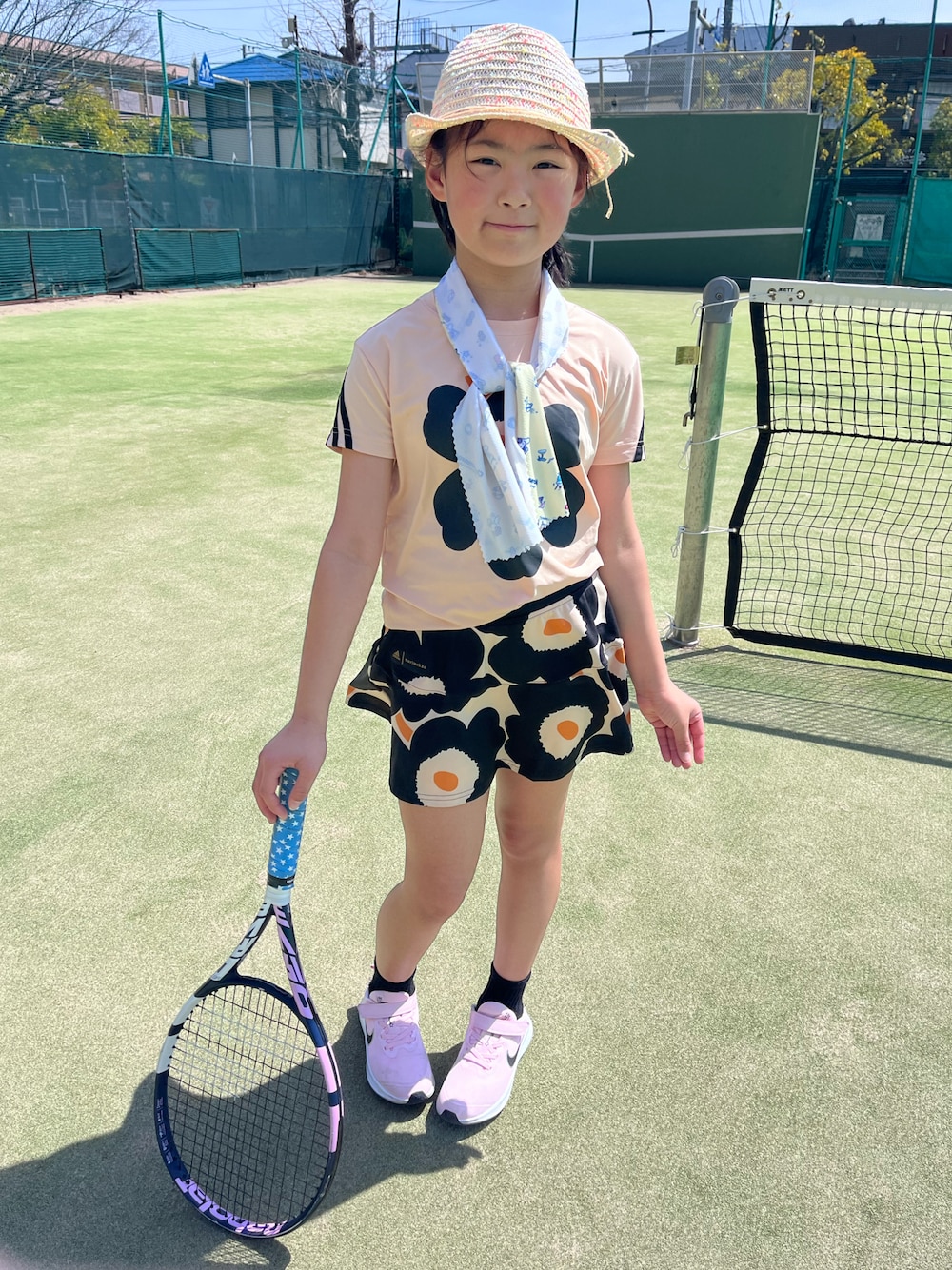 「テニス、marimekko、adidas、NIKE、自主練、ストローハット、スポーツ、スコート、小学生」｜「H&Mのアイテム（ハット、ベージュ系）」を使った、springbluespringさん（キッズ・136cm）の春コーディネートの1枚目の写真