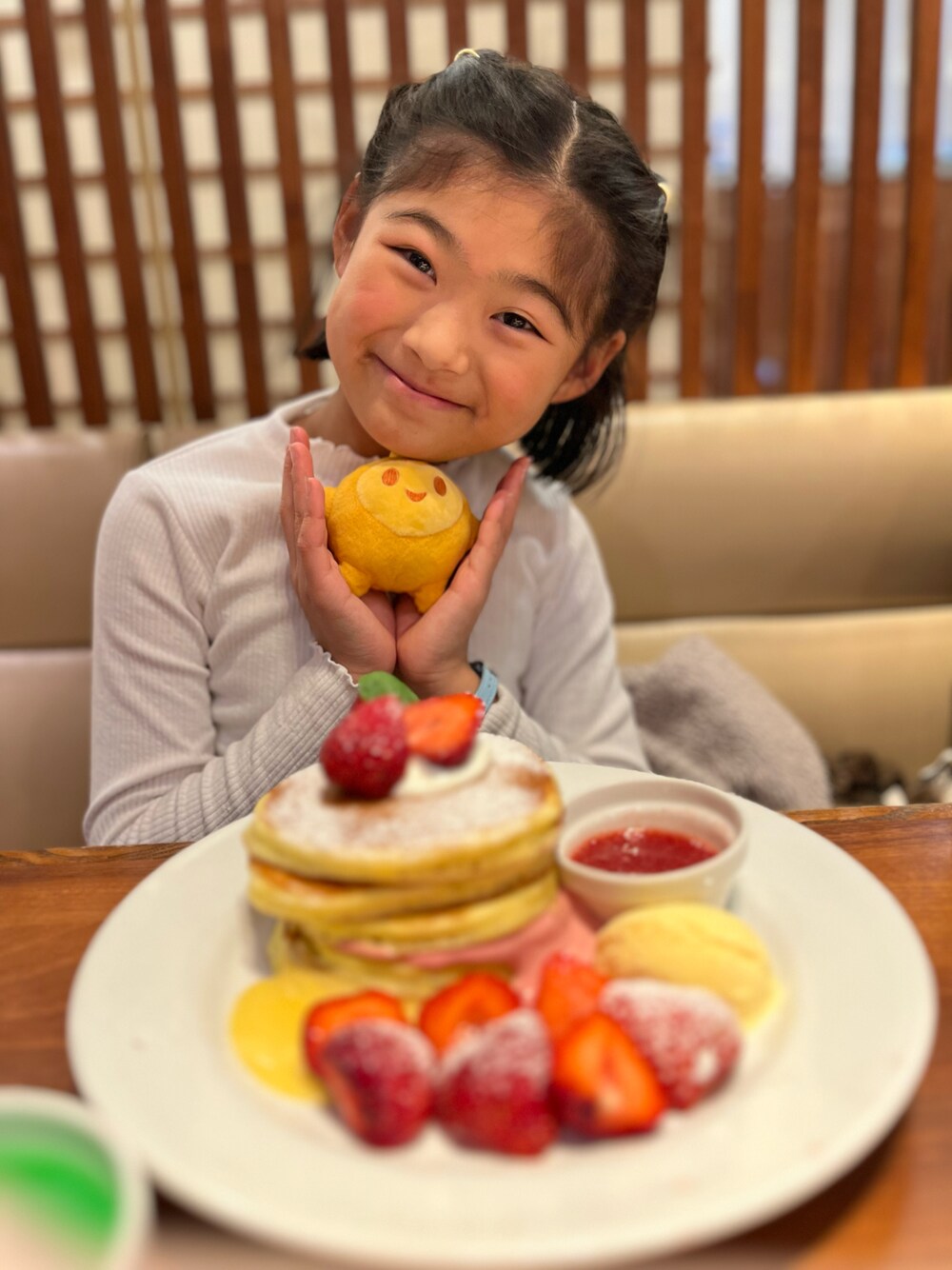 「フリルカットソー、スゥぃーツ、スイーツ、イチゴパンケーキ、小学生」｜「GUのアイテム（Tシャツ/カットソー、ホワイト系）」を使った、springbluespringさん（キッズ・136cm）の冬コーディネートの1枚目の写真