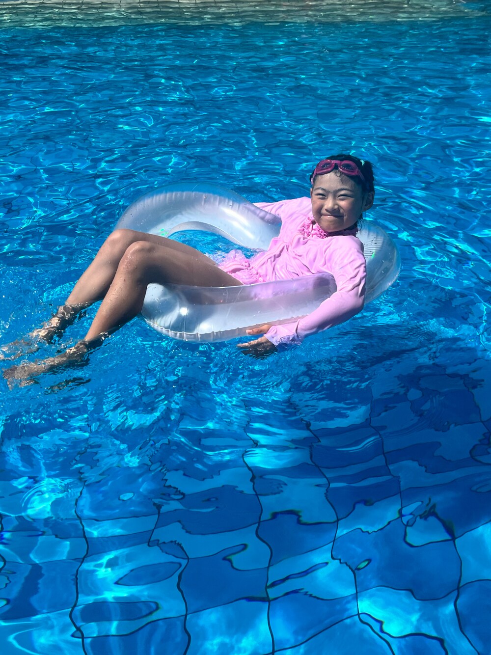 「プール、水着、夏休み、夏旅行、旅行、おでかけコーデ、小学生」｜「mezzo pianoのアイテム（ラッシュガード、ピンク系）」を使った、springbluespringさん（キッズ・131cm）の夏コーディネートの1枚目の写真