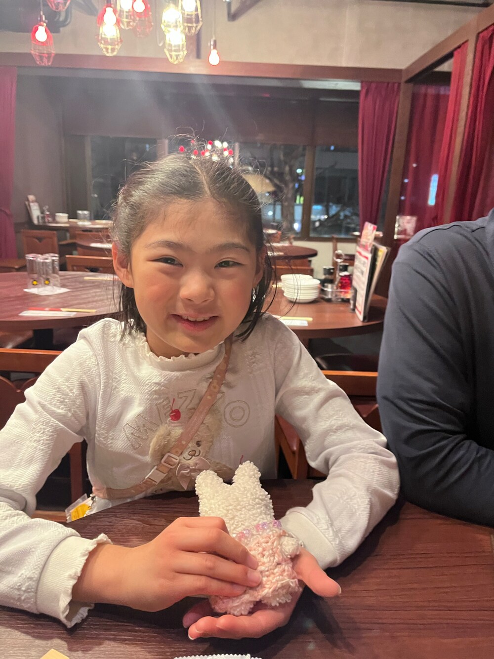 シルバー系のワンピースを着用したキッズの春コーディネートの1枚目の写真