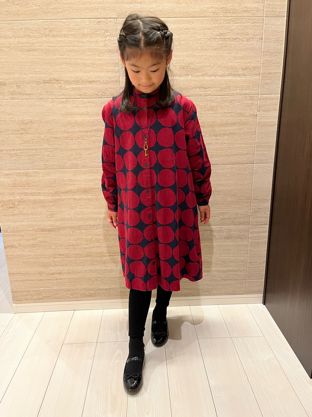 「シャツワンピース、シャツワンピ、UNIQLO、マリメッコ(marimekko)、UNIQLO✖️marimekko、小学生、小学生コーデ、小学生ファッション、小学生女子」｜「UNIQLOのアイテム（シャツワンピース、レッド系）」を使った、springbluespringさん（キッズ・130cm）の冬コーディネートの1枚目の写真