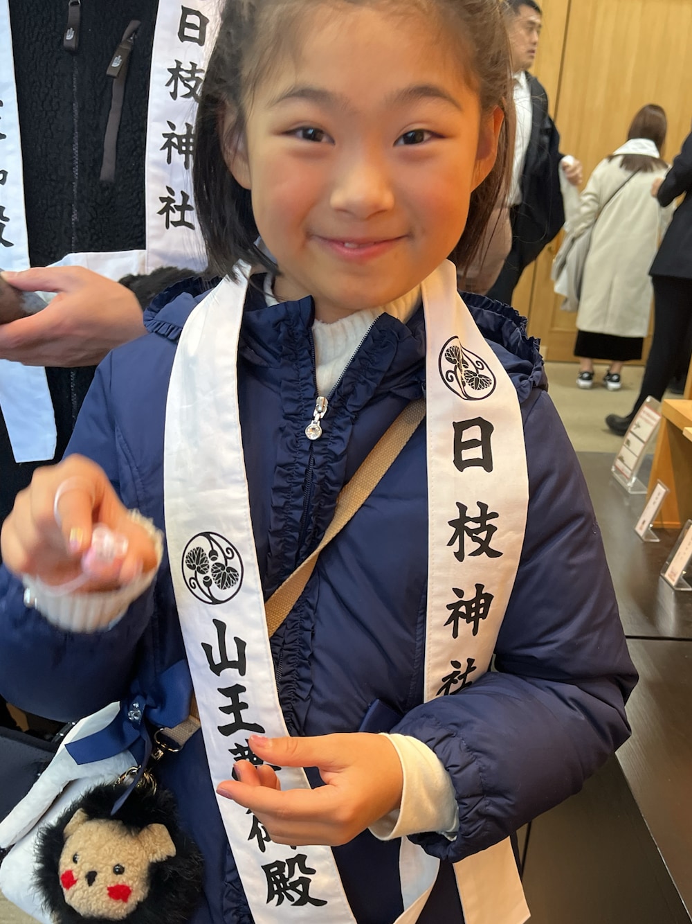 「日枝神社、小学生、ダウンコート、GU、ニット、UGGムートン、UGG」｜「mezzo pianoのアイテム（ダウンジャケット/コート、ブルー系）」を使った、springbluespringさん（キッズ・134cm）の冬コーディネートの1枚目の写真