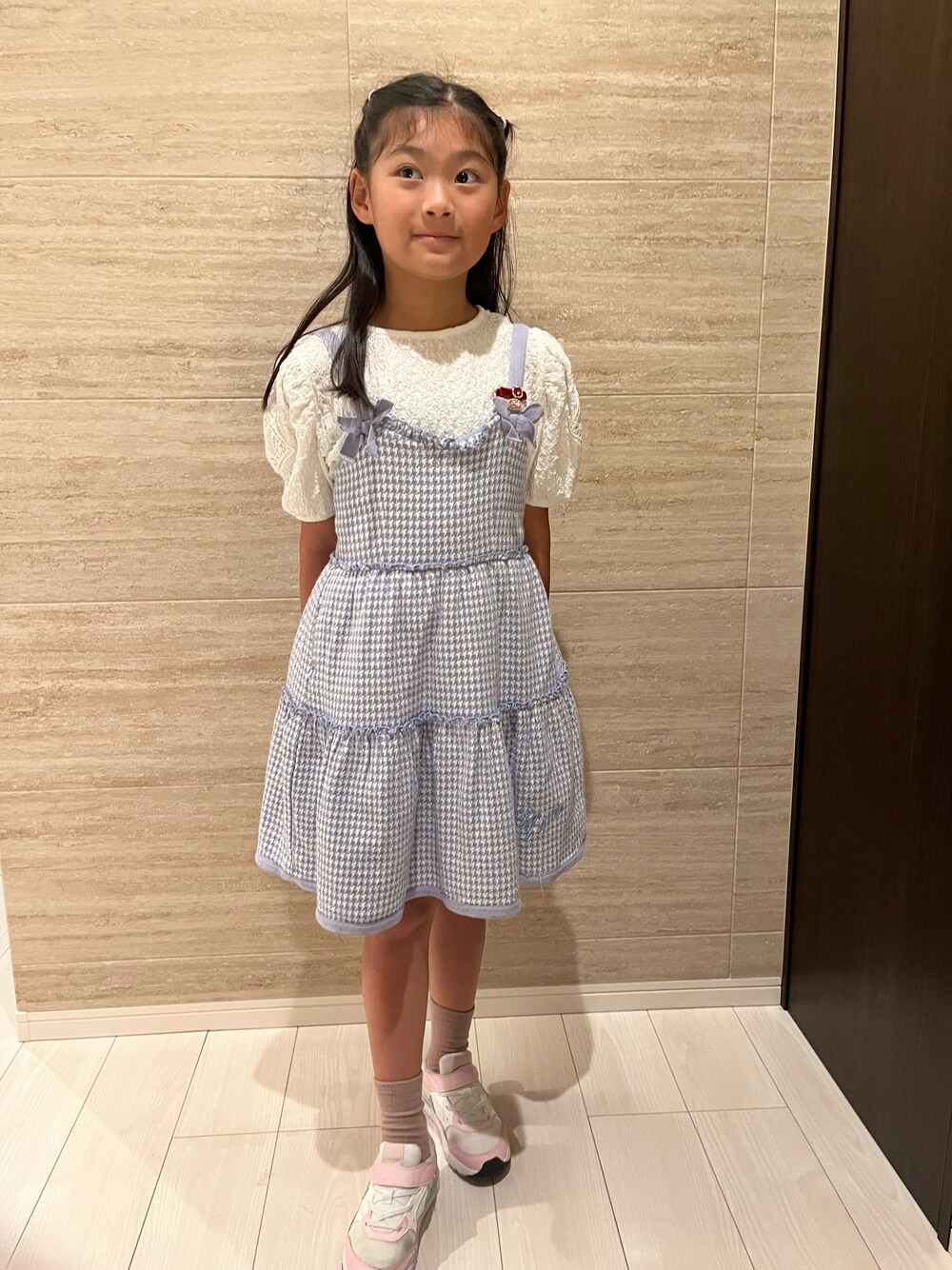 「Mezzo Piano、ジャンパースカート、キャミワンピ、千鳥格子柄、ティアードワンピース、パフスリーブ、NIKE、ZARA KIDS、スニーカー、小学生」｜「mezzo pianoのアイテム（サロペット/オーバーオール、ブルー系）」を使った、springbluespringさん（キッズ・134cm）の秋コーディネートの1枚目の写真