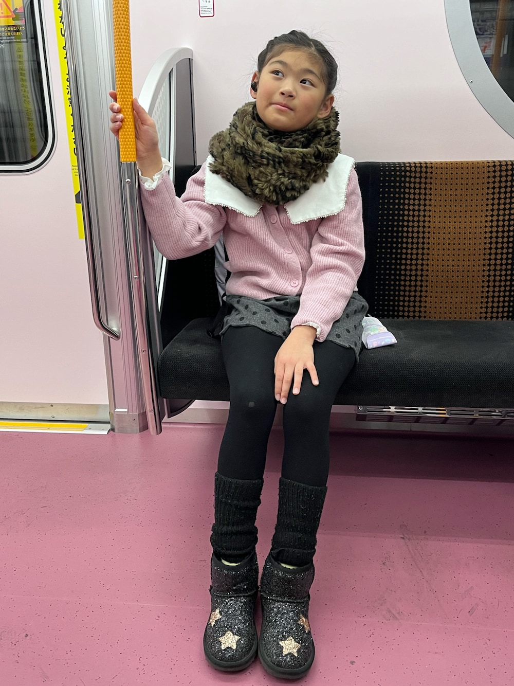 「UGGムートン、ムートンブーツ、冬のコーデ、ビックカラー、カーディガン、ショートパンツ、レッグウォーマー、小学生、スヌード」｜「ママののアイテム（その他小物、その他）」を使った、springbluespringさん（キッズ・134cm）の冬コーディネートの1枚目の写真