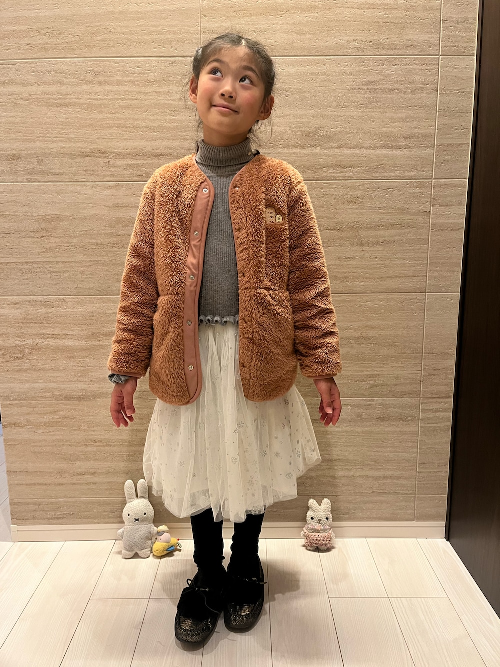 「ボアジャケット、チュールワンピ、UGGモカシン、kate spade new york kids」｜「kate spade new yorkのアイテム（ドレス、グレー系）」を使った、springbluespringさん（キッズ・130cm）の冬コーディネートの1枚目の写真