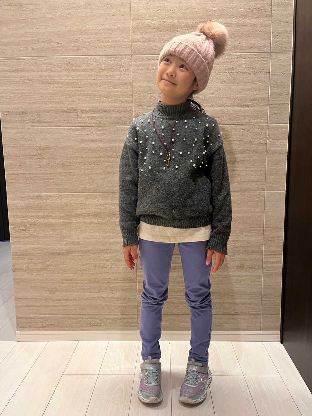 「未来のWEARISTAプロジェクト、冬のコーデ、秋冬、ニット帽、ポンポン付きニット帽、小学生、小学生コーデ、小学生女子、小学生ファッション、ビジューニット」｜「ZARA KIDSのアイテム（ニット/セーター、グレー系）」を使った、springbluespringさん（キッズ・130cm）の冬コーディネートの1枚目の写真