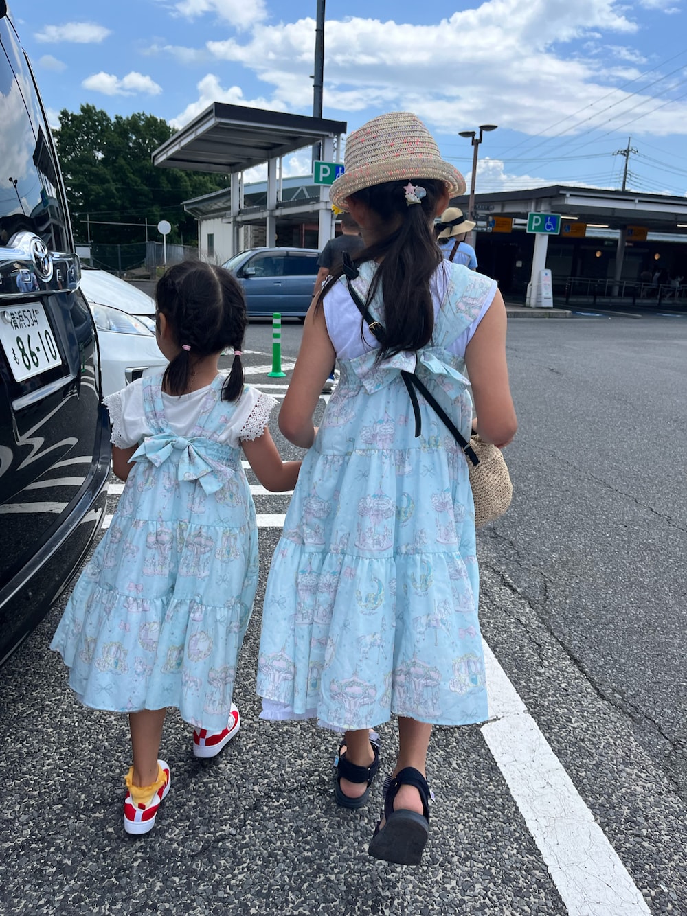「お出かけコーデ、軽井沢、夏旅行、ワンピース、スポーツサンダル、むぎわら帽子、ストローハット、サンドレス、小学生」｜「H&Mのアイテム（ハット、ベージュ系）」を使った、springbluespringさん（キッズ・131cm）の夏コーディネートの1枚目の写真