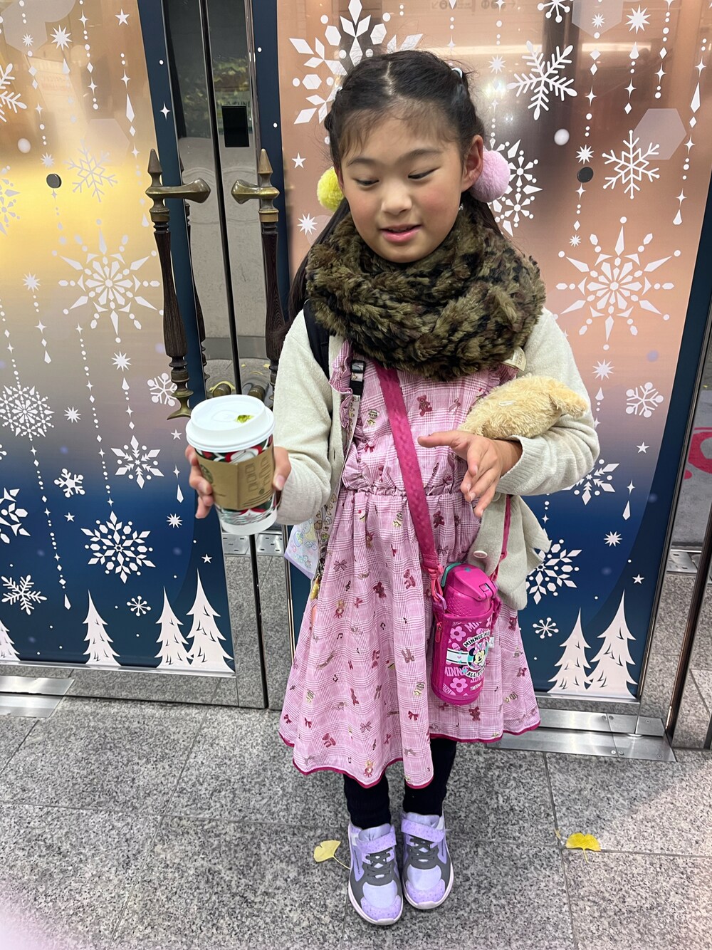 「スヌード、Mezzo Piano、ワンピース、スタバ、おしゃれさんと繋がりたい、新星WEARISTAにエントリー、小学生、スタバへGO」｜「mezzo pianoのアイテム（ワンピース、ピンク系）」を使った、springbluespringさん（キッズ・134cm）の冬コーディネートの1枚目の写真
