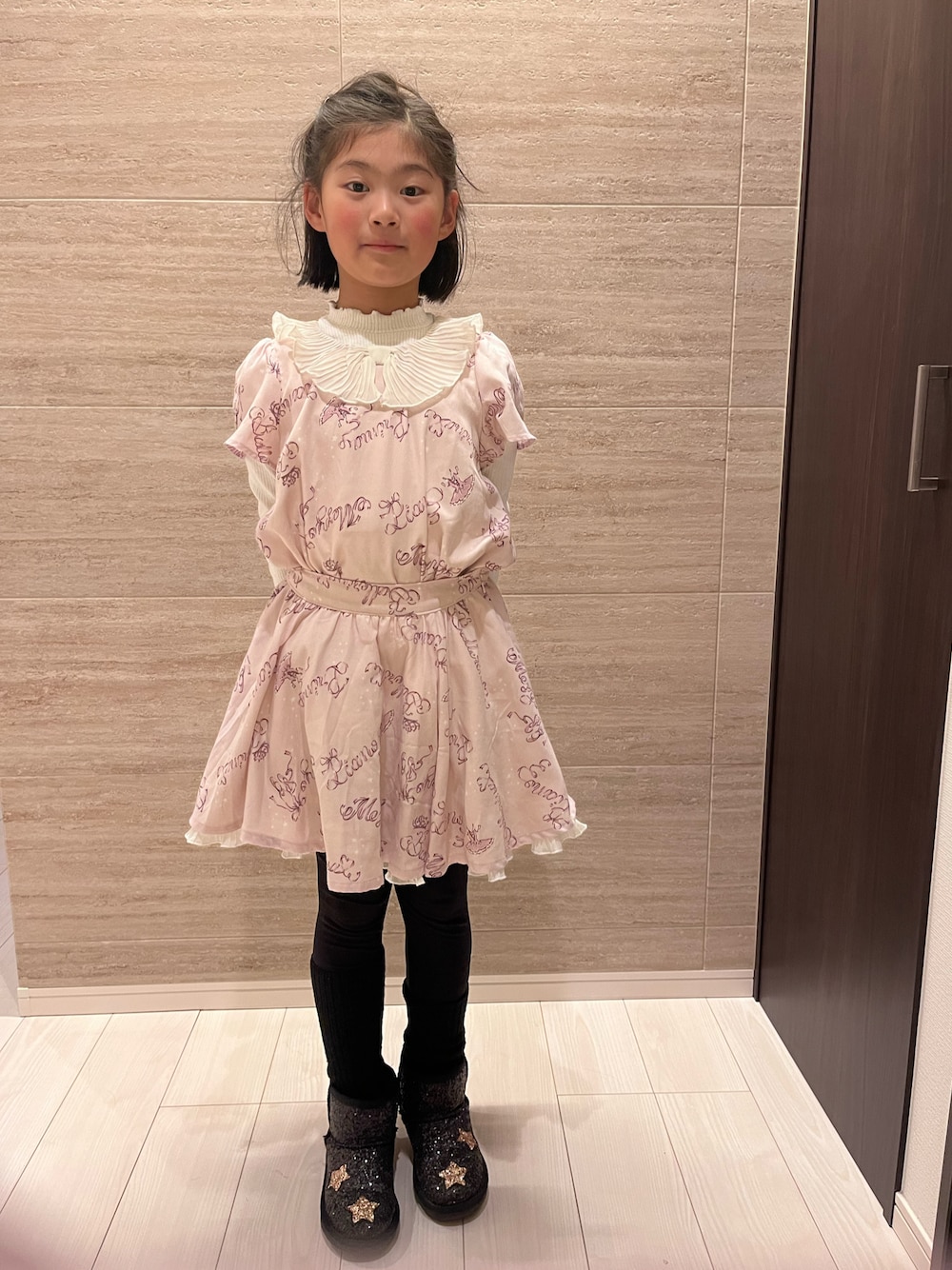 「Mezzo Piano、セットアップ、UGG、UGGムートン、ショートブーツ、小学生、春先取り」｜「mezzo pianoのアイテム（シャツ/ブラウス、ピンク系）」を使った、springbluespringさん（キッズ・136cm）の冬コーディネートの1枚目の写真