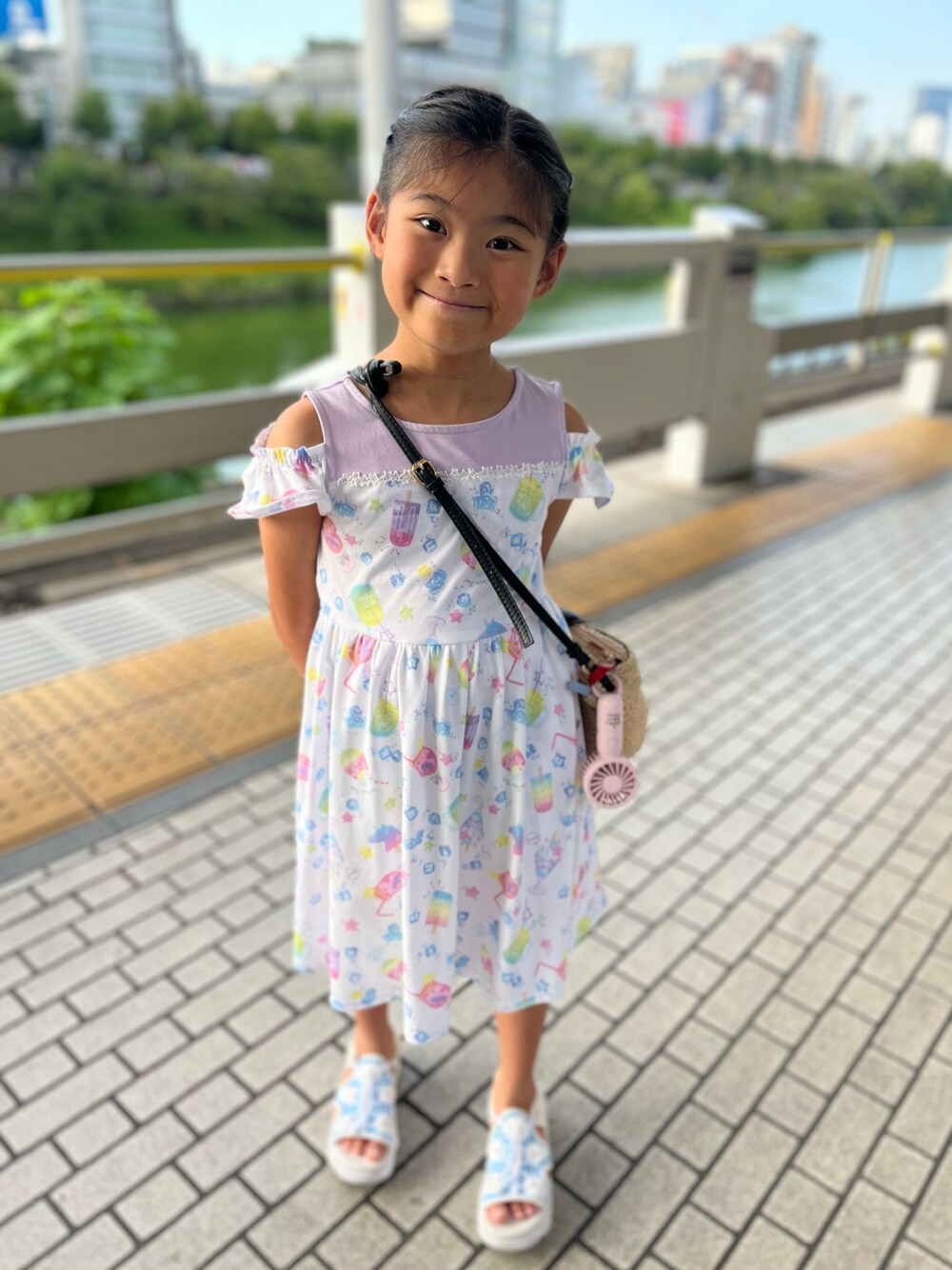 「オフショルワンピース、Mezzo Piano、かごバッグ、サンダル、NIKE、小学生」｜「ZARAのアイテム（かごバッグ、ベージュ系）」を使った、springbluespringさん（キッズ・131cm）の秋コーディネートの1枚目の写真