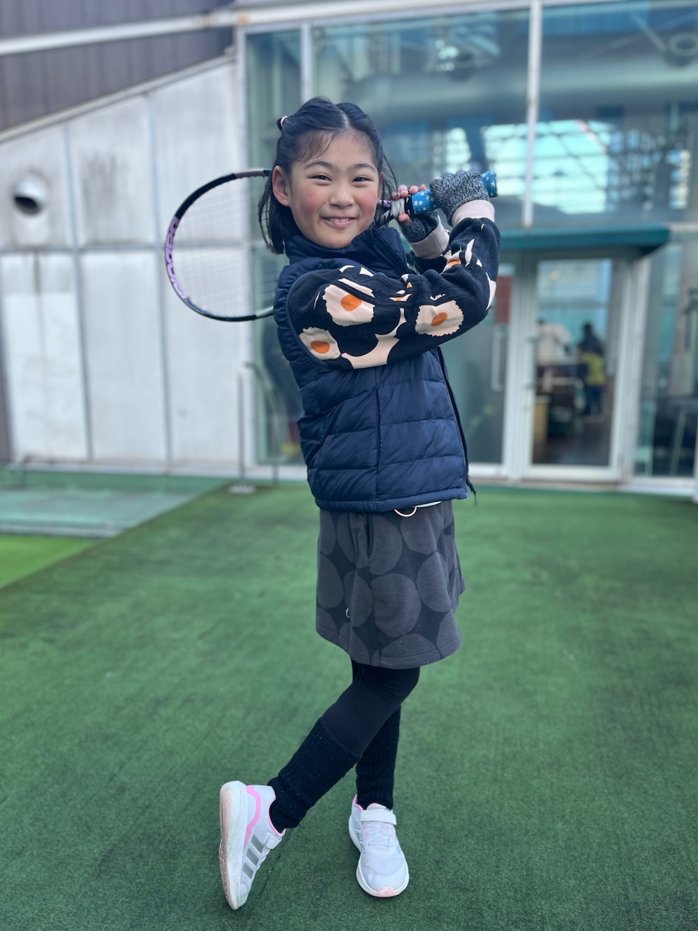 「バボラー、UNIQLO、marimekko、スカパン、テニス、ダウンベスト、スポーツウェア、スニーカー、adidas、小学生」｜「adidas✖️marimekkoのアイテム（スウェット、ブラック系）」を使った、springbluespringさん（キッズ・136cm）の春コーディネートの1枚目の写真