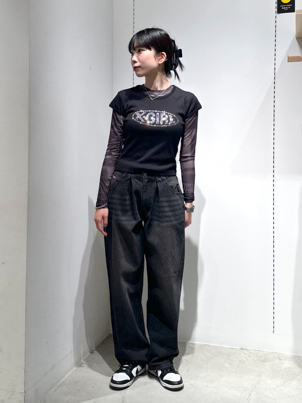 「パンツコーデ、メンズライク、ラクチンコーデ、はるコーデ、高身長女子、x-girl、シアートップス、グリッター、テーパードパンツ、骨格ウェーブ、骨格ナチュラル」｜「X-girlのRHINESTONE OVAL LOGO S/S BABY TEE（Tシャツ/カットソー、ブラック系）」を使った、いちこさん（レディース・162cm）の春コーディネートの1枚目の写真