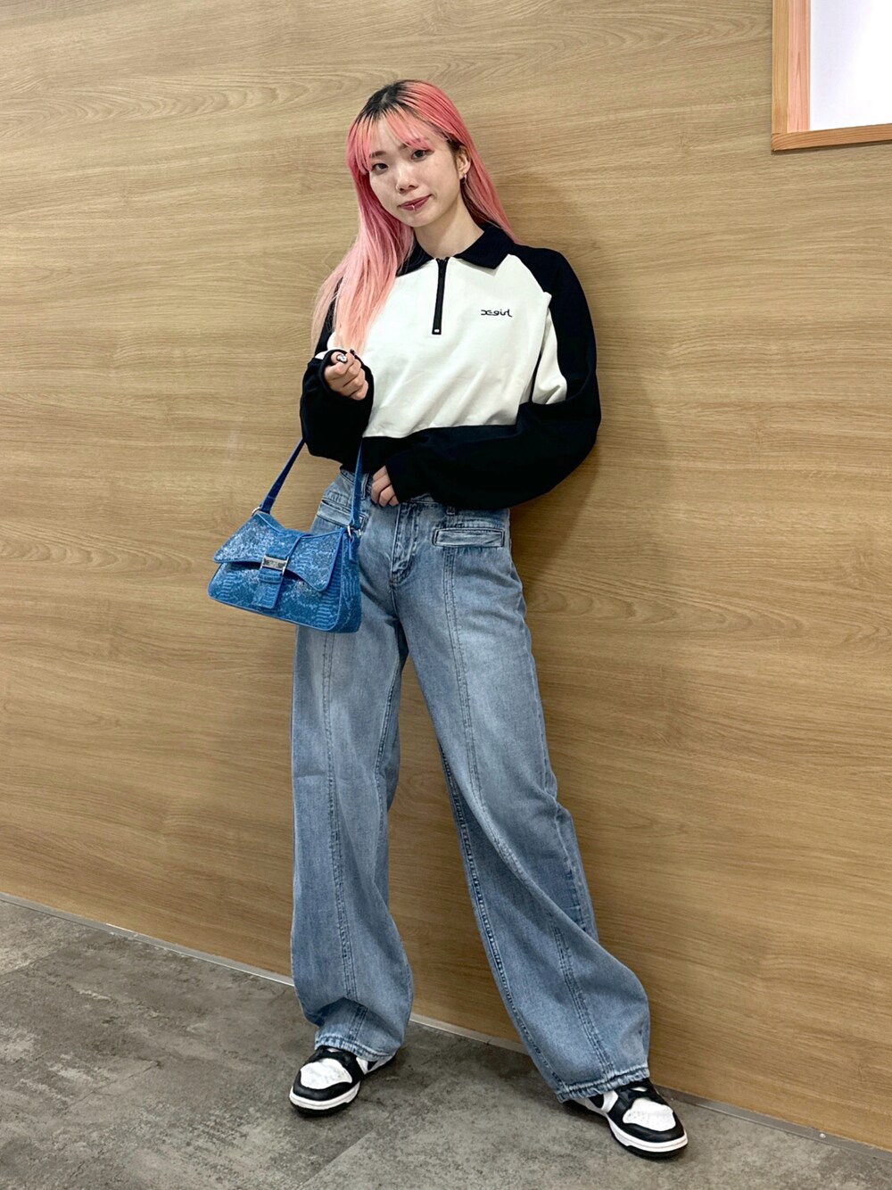 X-girlのスウェットを使った「ショート丈トップス」の人気ファッション