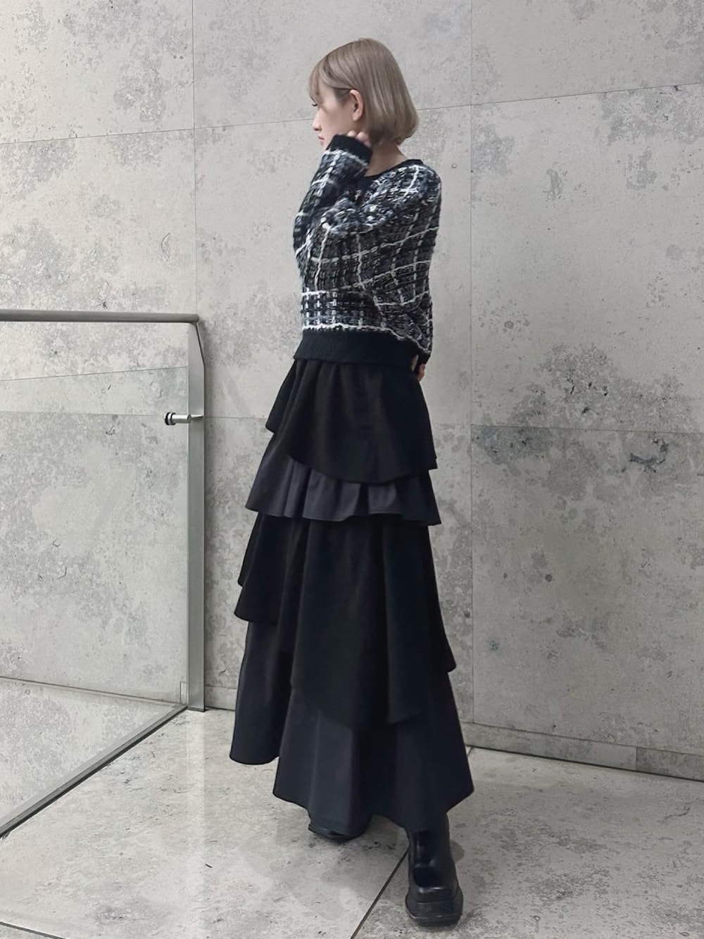 「ティアードスカート、ロングスカート、ニット、大人コーデ、おしゃれさんと繋がりたい、今日のコーデ、おでかけコーデ、シンプルスタイル、あったかコーデ、大人カジュアル、ニットコーデ、ビッグシルエット、黒、オトナ女子、ほめられ本命コーデ」｜「qumerry.のネックウォーマー付ラメツィードジャガードプルオーバー（ニット/セーター、ブルー系）」を使った、kyoko.hさん（レディース・160cm）の冬コーディネートの1枚目の写真