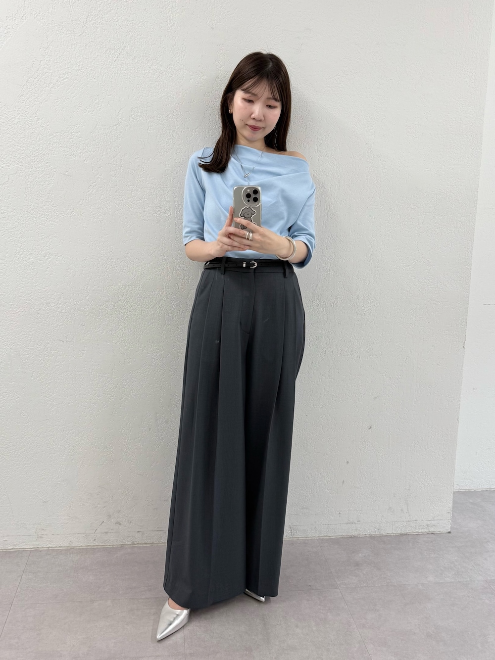 「カラーコーデ、オトナ女子、大人コーデ、大人カジュアルコーデ、夏コーデ、キレイめカジュアル、30代コーデ、大人かわいい、グレー、キレイめコーデ」｜「LOUNGEDRESSの【GALENA/ガレナ】ミニバックルベルト（ベルト、ブラック系）」を使った、ldminamimotoさん（骨格ウェーブ・レディース・163cm）の夏コーディネートの1枚目の写真