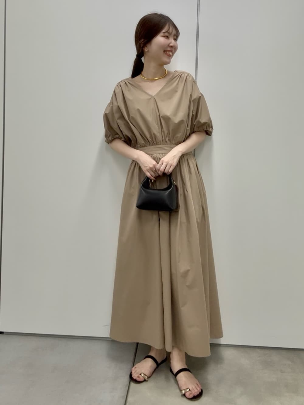 「大人カジュアル、大人女子、大人かわいい、春、ラクチンコーデ、夏ファッション、キレイめ、休日、オトナカジュアル、きれいめコーディネート」｜「LOUNGEDRESSのVギャザーワンピース（ワンピース、ベージュ系）」を使った、ldminamimotoさん（骨格ウェーブ・レディース・163cm）の春コーディネートの1枚目の写真