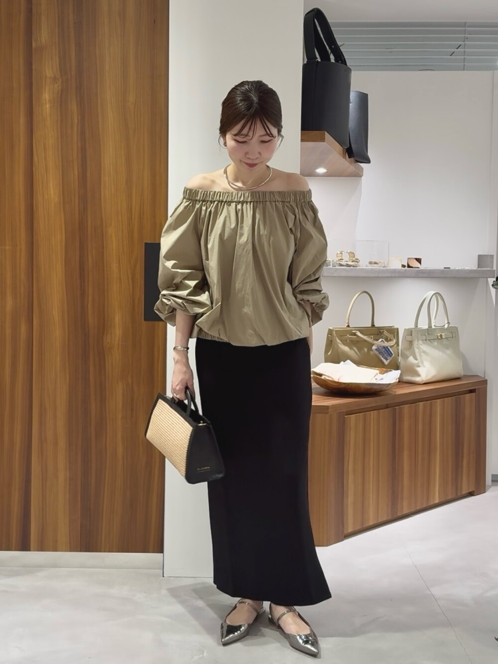 「大人カジュアル、最近のいい感じコーデ、大人女子、大人かわいい、春、休日、春服、スカートコーデ、オトナカジュアル、オフショル」｜「LOUNGEDRESSのバルーンオフショルブラウス（シャツ/ブラウス、ベージュ系）」を使った、ldminamimotoさん（骨格ウェーブ・レディース・163cm）の春コーディネートの1枚目の写真