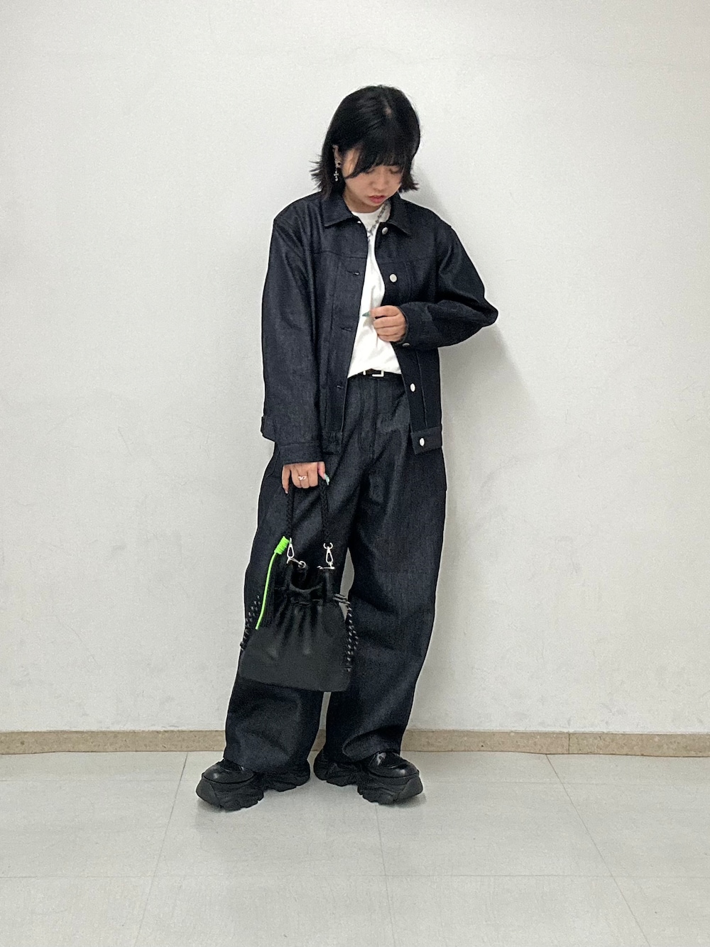 ホワイト系のTシャツ/カットソー、ブルー系のブルゾン、ブルー系のデニムパンツを着用したレディースの夏コーディネートの1枚目の写真