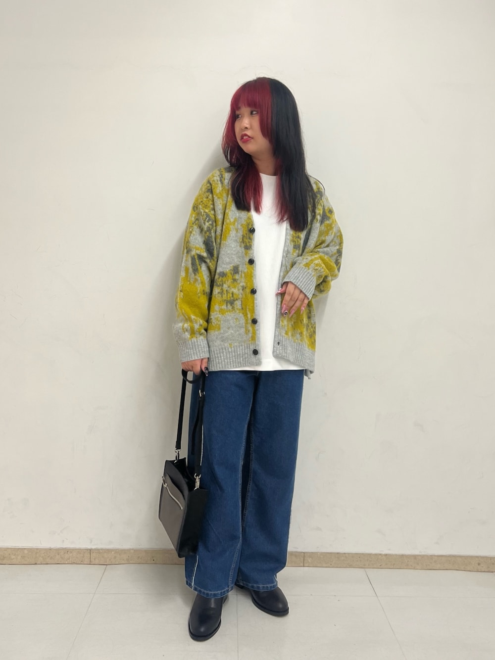 イエロー系のカーディガン/ボレロ、ホワイト系のTシャツ/カットソー、ブルー系のデニムパンツを着用したレディースの秋コーディネートの1枚目の写真