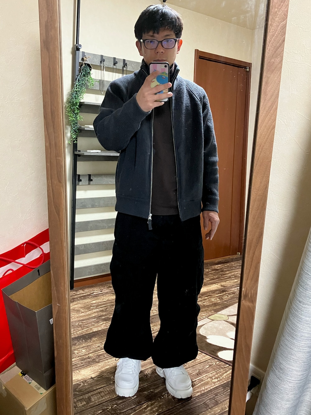 「休日スタイル」｜「WYM LIDNMのドライバーズニット　チャコール（ニット/セーター、グレー系）」を使った、理系おっ3さん（メンズ・169cm）の冬コーディネートの1枚目の写真