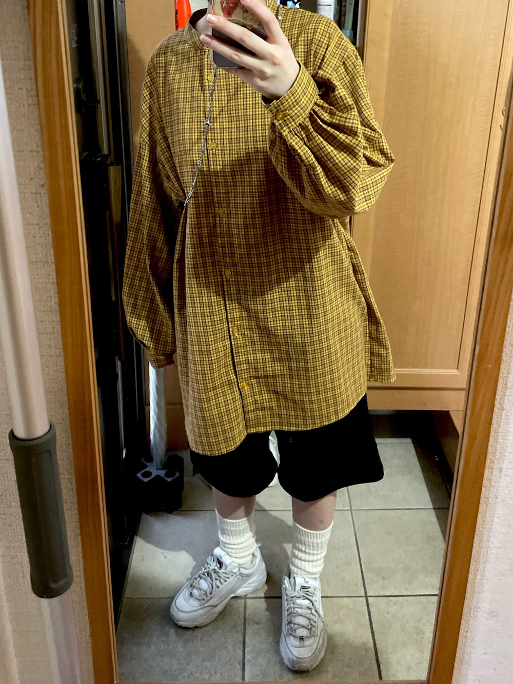 「今日のコーデ、秋コーデ、秋服、チェック、チェックシャツ」｜「FILAのアイテム（スニーカー、ホワイト系）」を使った、ゆずさん（レディース・161cm）の秋コーディネートの1枚目の写真