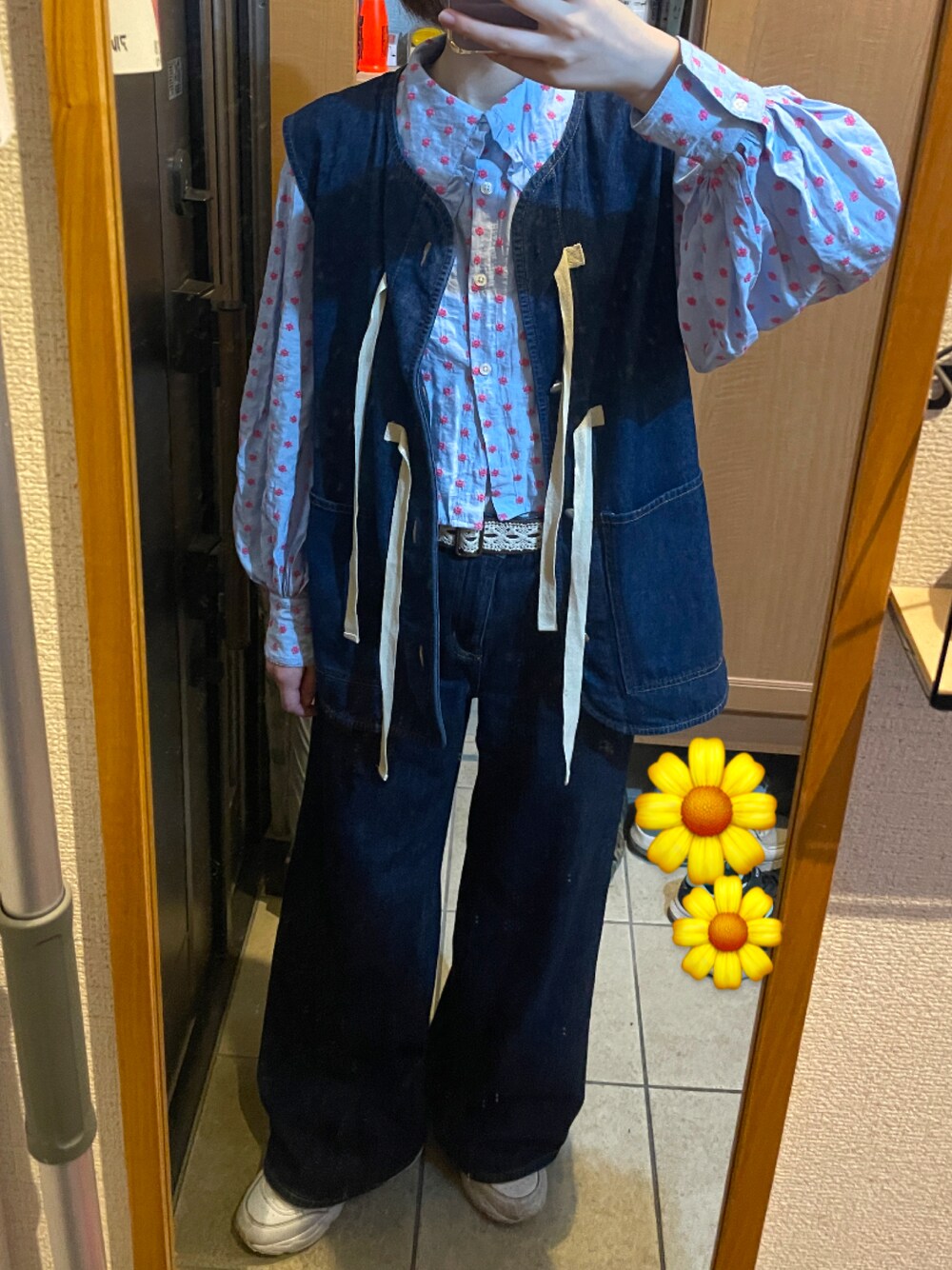「今日のコーデ、シャツ、デニム、ベスト、花柄」｜「HELLO.SANFRANCISCOの【HELLO.SANFRANCISCO/ハローサンフランシスコ】フラワー刺繍ビックカラーブラウス（シャツ/ブラウス、ブルー系）」を使った、ゆずさん（レディース・161cm）の秋コーディネートの1枚目の写真