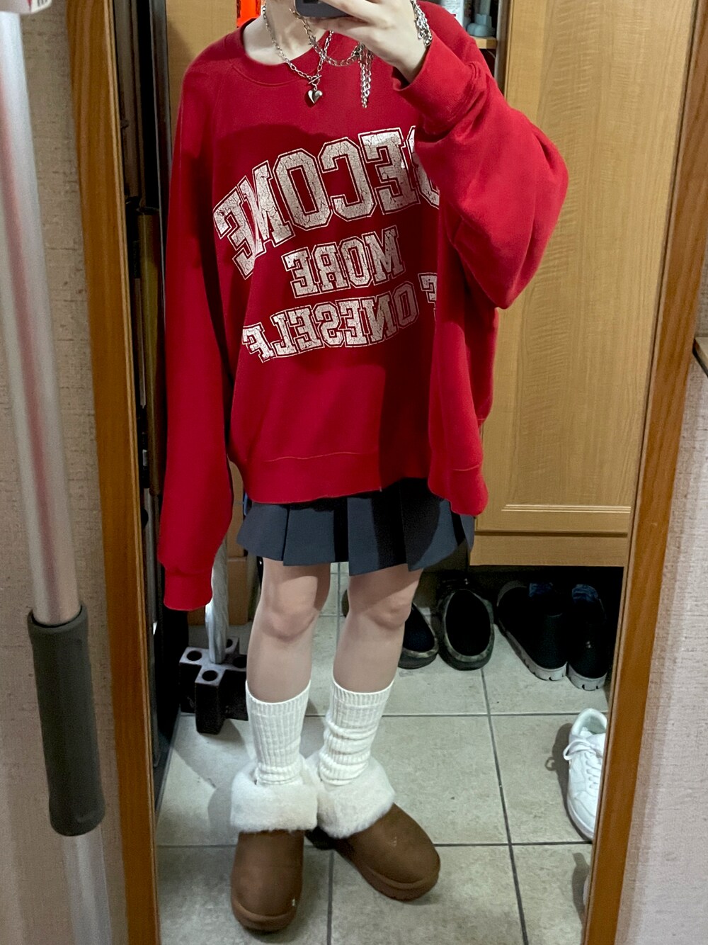 「今日のコーデ、ブーツ、ミニスカート」｜「LOWRYS FARMのアイテム（スウェット、レッド系）」を使った、ゆずさん（レディース・161cm）の秋コーディネートの1枚目の写真