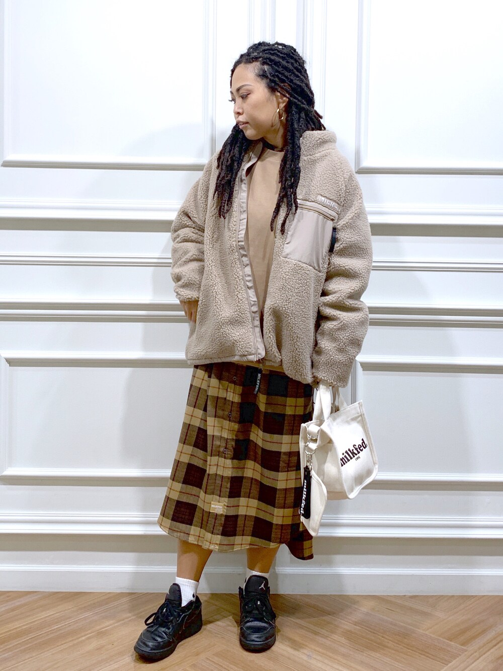 「ミルクフェド、ミルクフェド(MILKFED.)、MILKFED.、milkfed._ootd、milkfed_snap、オトナカジュアル、ジャケット、トレーナー、ワンピース、チェック、ボア」｜「MILKFED.のBOA ZIP UP  HOODED JACKET（ブルゾン、ベージュ系）」を使った、Romiさん（レディース・155cm）の秋コーディネートの1枚目の写真