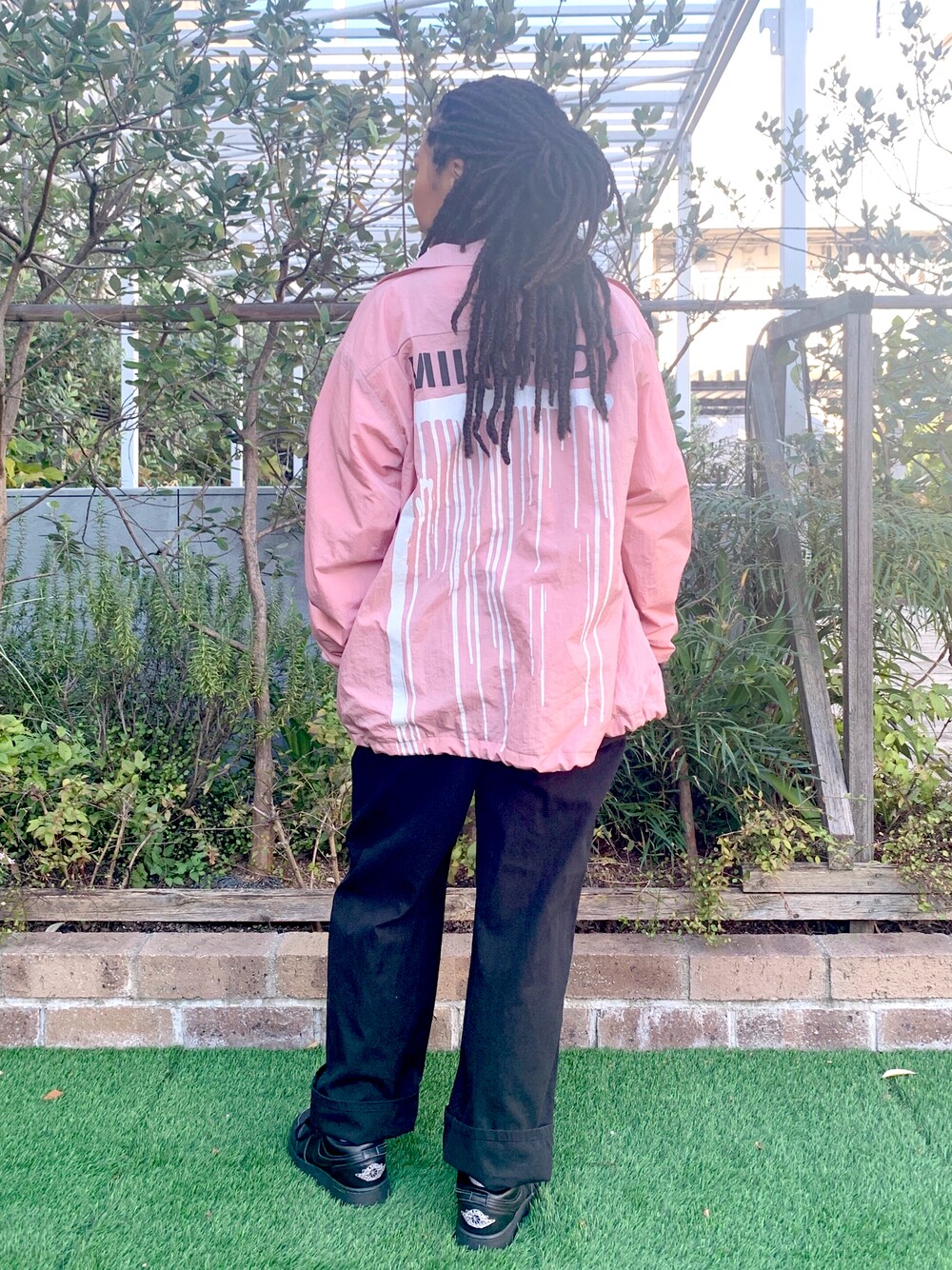 「ミルクフェド、ミルクフェド(MILKFED.)、MILKFED.、milkfed._ootd、milkfed_snap、2021秋トレンド、オーバーオール、コーチジャケット、ストリート、スケータースタイル」｜「MILKFED.のOVERALL（つなぎ/オールインワン、ブラック系）」を使った、Romiさん（レディース・155cm）の秋コーディネートの1枚目の写真