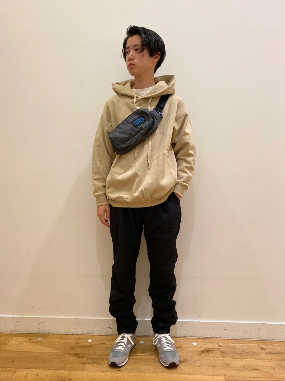 「URBAN RESEARCH DOORS、GRAMICCI、New Balance、EKAL、別注、スウェット、パーカー、ナイロンパンツ、スニーカー、ビッグシルエット、カジュアルコーデ、アウトドアスタイル、休日スタイル、秋コーデ、ラフ」｜「EKALのEKAL コハニングスウェットフーディー（その他、ベージュ系）」を使った、みよしさん（メンズ・167cm）の秋コーディネートの1枚目の写真