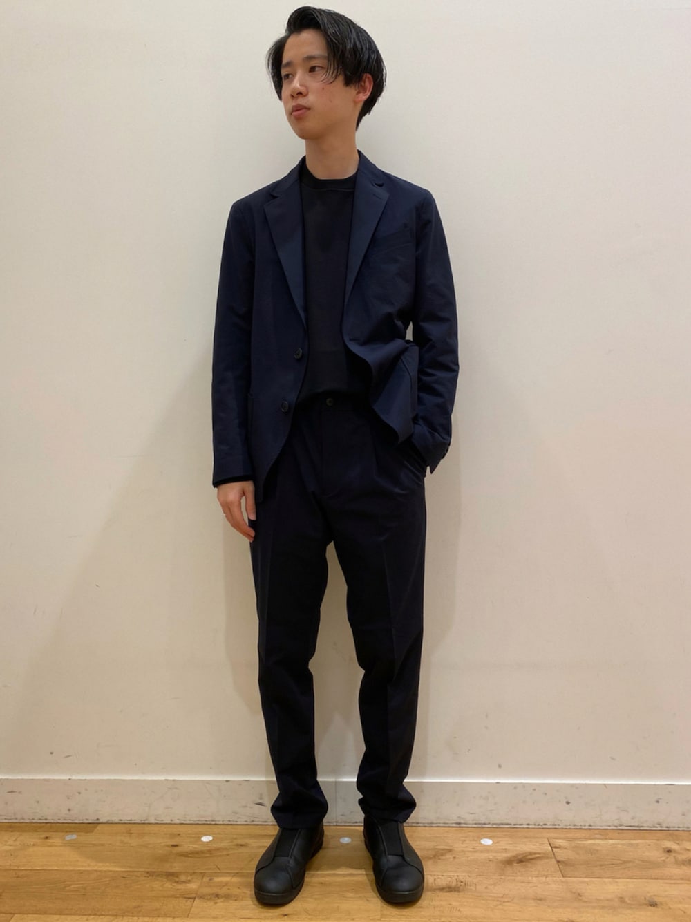 「スニーカー、ジャケット、セットアップ、スラックス、スーツ、革靴、キレイめ、きれいめカジュアル、スーツスタイル、URBAN RESEARCH DOORS」｜「URBAN RESEARCH DOORSのLIFE STYLE TAILOR　Move it アクティブジャケット（スーツジャケット、ブルー系）」を使った、みよしさん（メンズ・167cm）の秋コーディネートの1枚目の写真