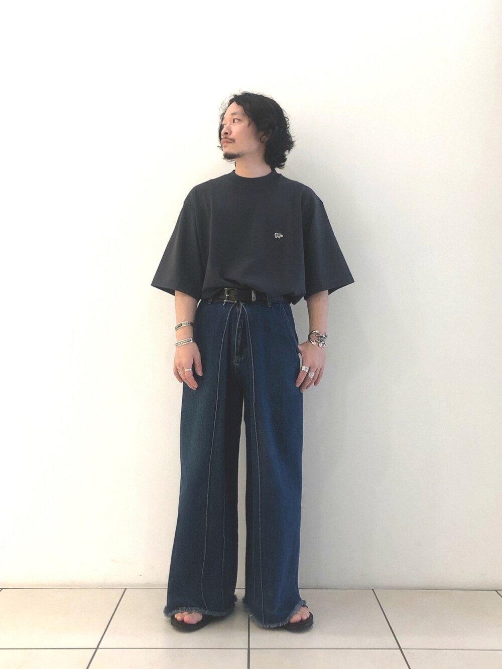 「休日コーデ、ビッグシルエット、夏コーデ、ゆるコーデ、デニム、サンダル、タックイン、低身長コーデ」｜「URBAN RESEARCHのアイテム（Tシャツ/カットソー、グレー系）」を使った、yamamoto0804さん（メンズ・163cm）の夏コーディネートの1枚目の写真
