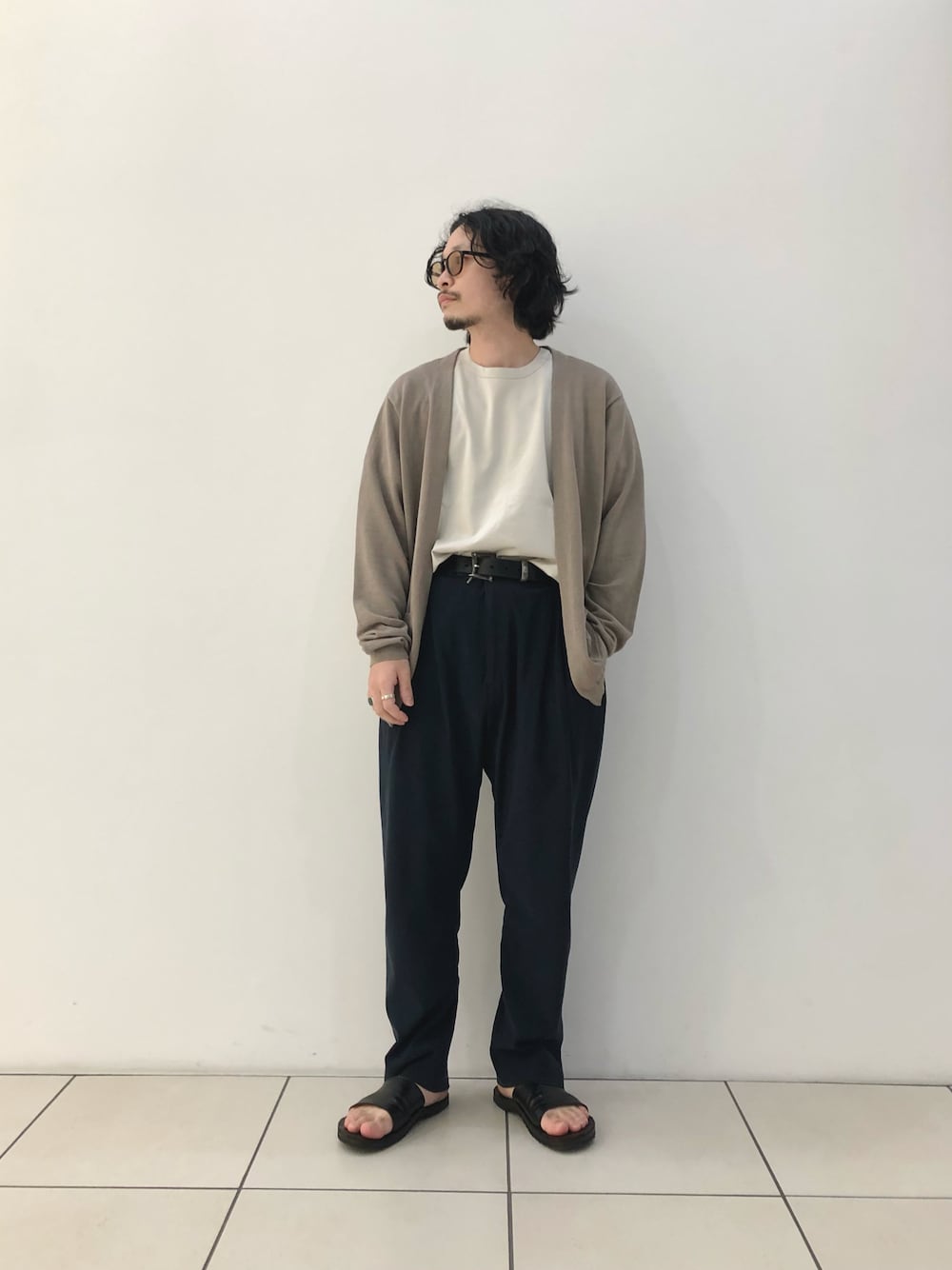 「休日スタイル、ゆるコーデ、大人カジュアル、シンプル、サンダル、サングラス、夏コーデ、夏でも長袖」｜「BLANC..のアイテム（サングラス、ブラック系）」を使った、yamamoto0804さん（メンズ・163cm）の夏コーディネートの1枚目の写真