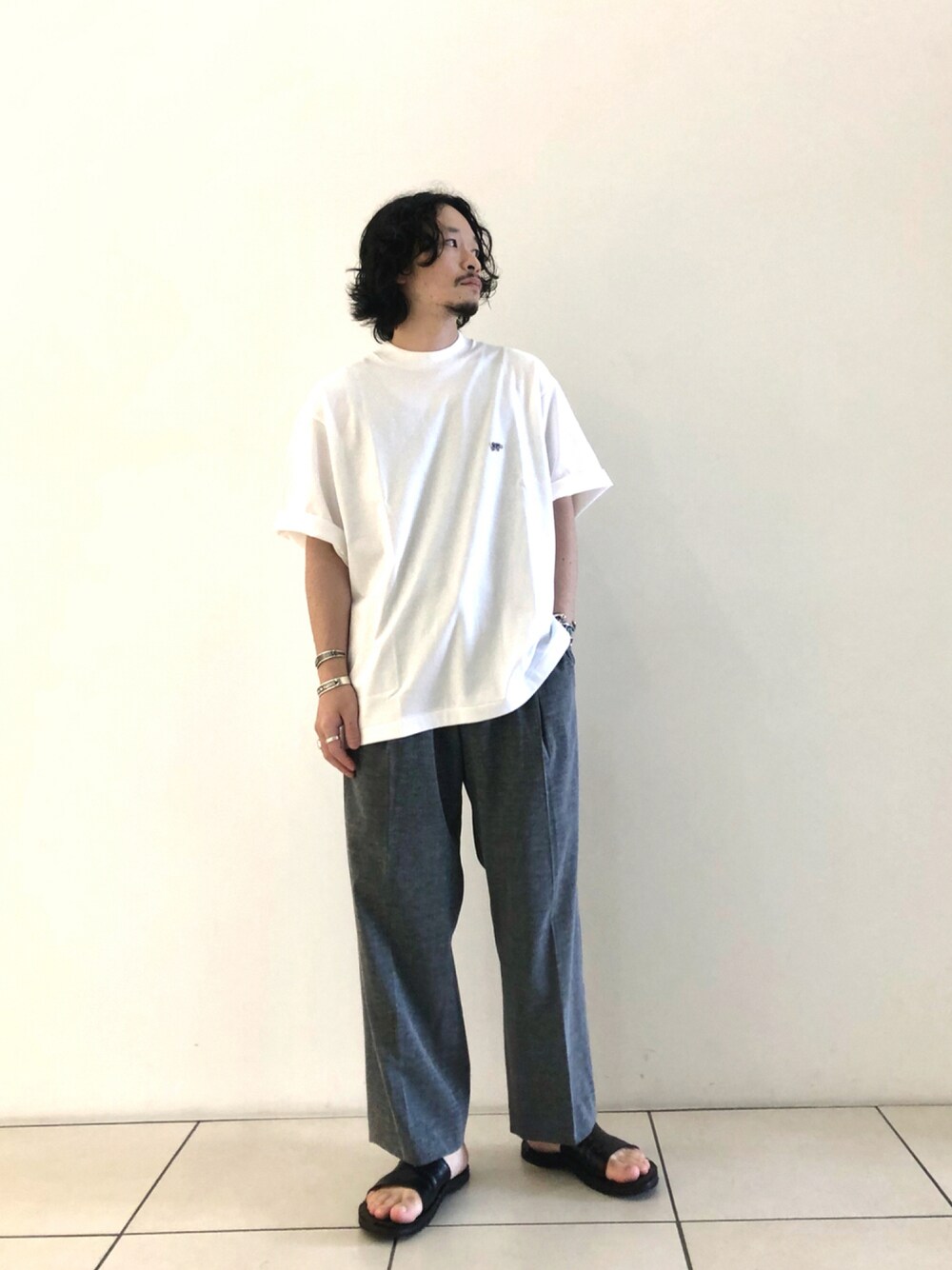 「大人カジュアル、シンプルコーデ、白Tシャツ、サンダル、夏コーデ、カジュアル、低身長、チェックパンツ」｜「URBAN RESEARCHのアイテム（Tシャツ/カットソー、ホワイト系）」を使った、yamamoto0804さん（メンズ・163cm）の夏コーディネートの1枚目の写真