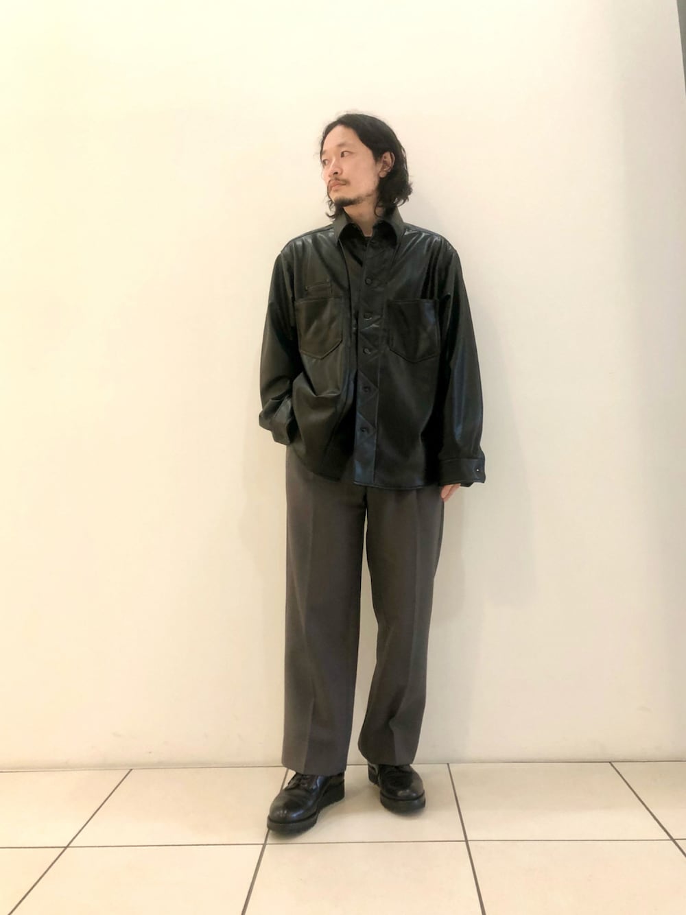 「休日スタイル、シンプル、シャツスタイル、秋のコーデ、低身長コーデ、レザー、フェイクレザー、レザーシャツ、スラックス、革靴」｜「URBAN RESEARCHのアイテム（ジャケット/アウター、ブラック系）」を使った、yamamoto0804さん（メンズ・163cm）の秋コーディネートの1枚目の写真